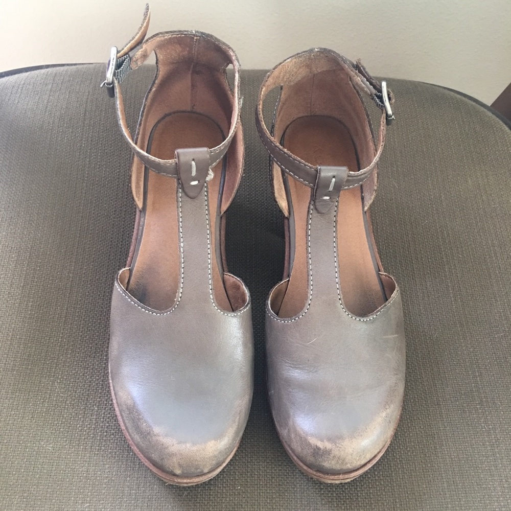 Kelsi Dagger T-strap clogs!